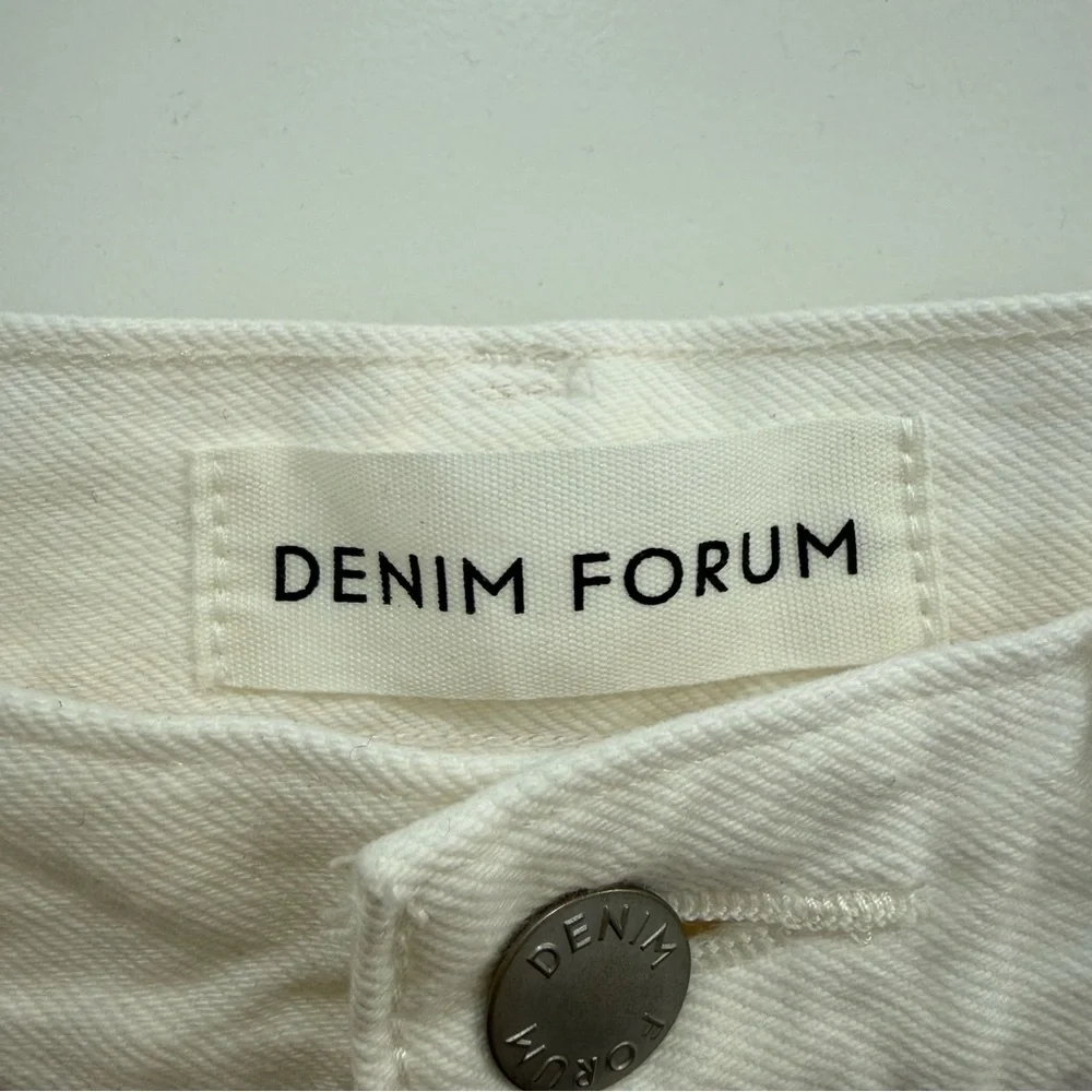 Aritzia Denim Forum The '90s A-Line Hi-Rise Jean Short in white size 25